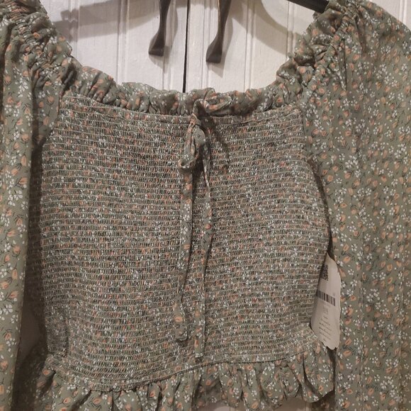 Sage Floral Long Sleeve Crop Blouse Size XS NWT - Picture 2 of 4